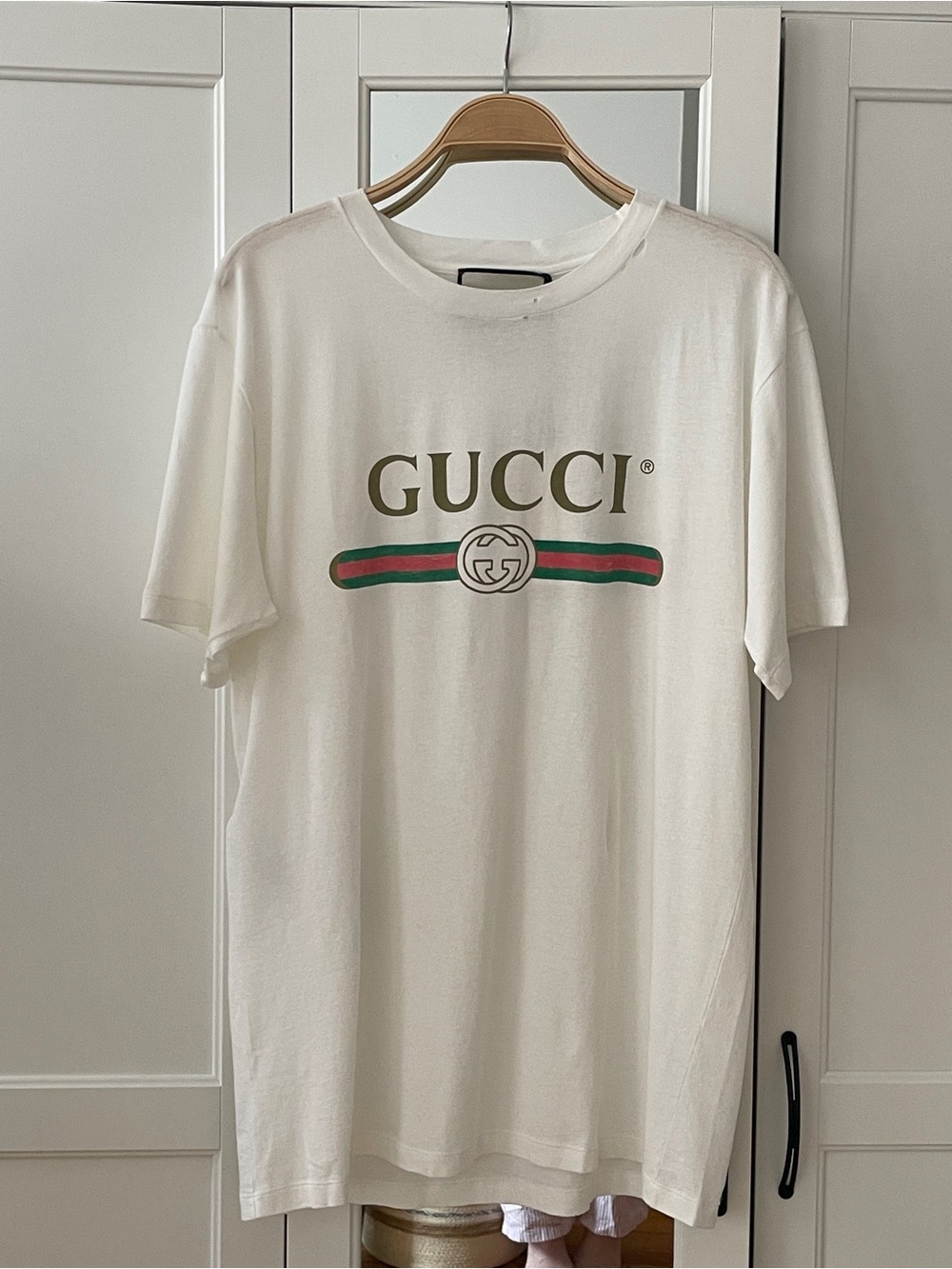 Gucci distressed logo tee w/ flower appliqué NWT